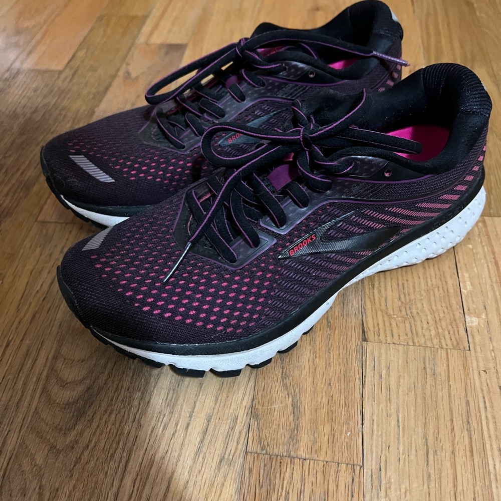 Women’s size 7.5 Ghost 12
